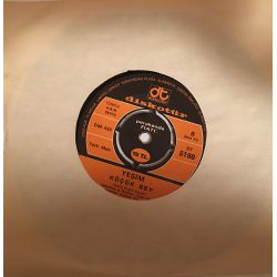 Yeşim (2) ‎– Böyle Mi Başlar / Küçük Bey Plak